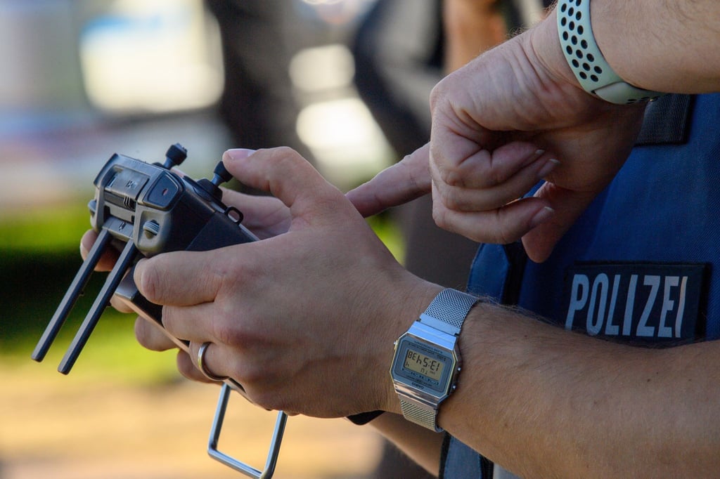 Ein Polizist steuert eine Drohne.