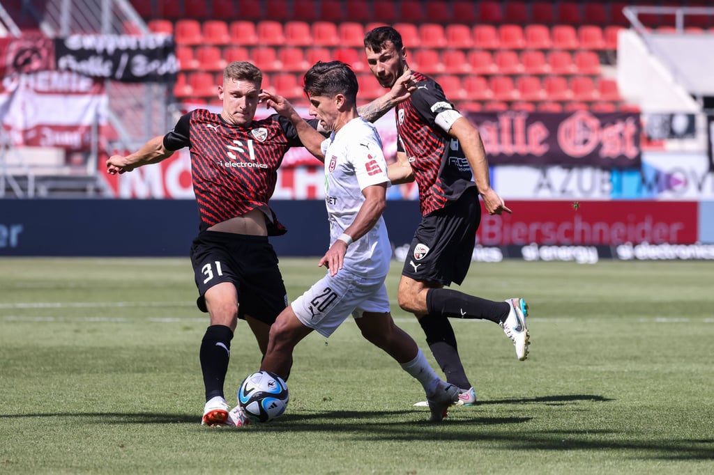 Tunay Deniz (in weiß) und der HFC hatten in Ingolstadt deutlich das Nachsehen.