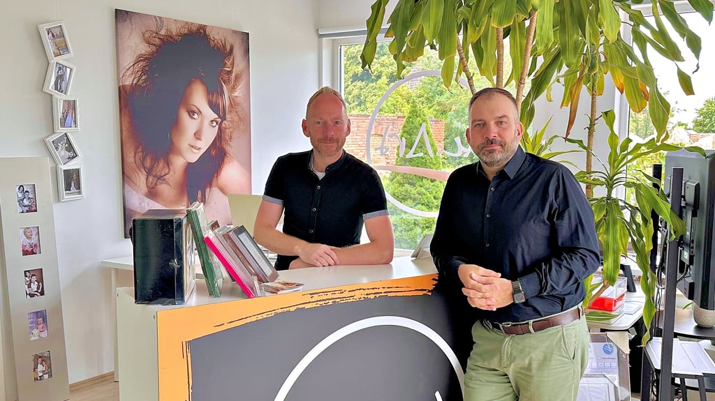 Heiko Frischleder (l.) und sein Mann Mike Koch-Frischleder in den Räumen des Fotosudios „di.Art“.