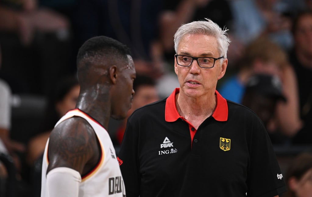 Bundestrainer Gordon Herbert (r) spricht mit Dennis Schröder.