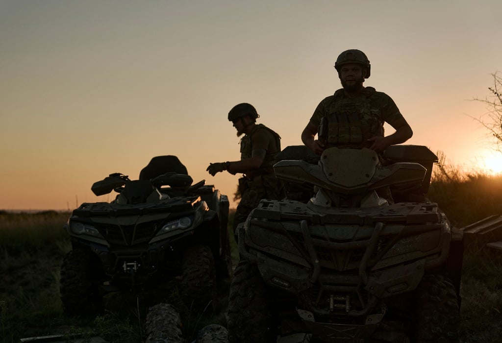 Ukrainische Soldaten fahren in Geländewagen an der Frontlinie in Bachmut.