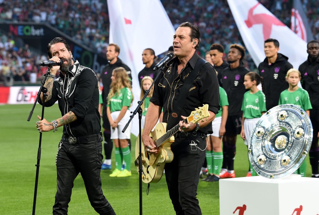 Die Band „The BossHoss“ singen in Bremen die Nationalhymne.