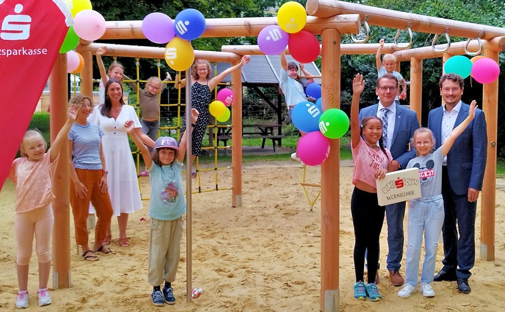 Die Schüler und Hortkinder der Harzblick-Grundschule Wernigerode können im neuen Schuljahr eine Kletterpartie wagen - einem neuen Spielgerät sei Dank.