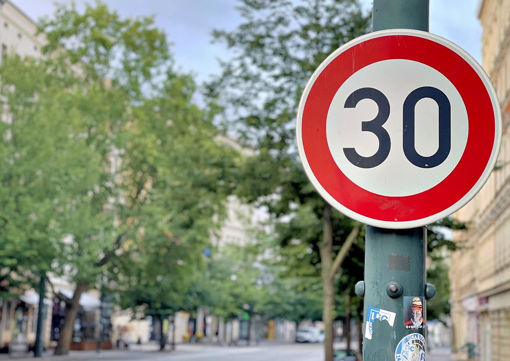 Rund um den Hasselbachplatz in Magdeburg gilt Tempo 30. Mit einem Beitritt zur kommunalen Initiative „Lebenswerte Städte“ gibt es Befürchtungen, das Tempolimit könnte in der gesamten Stadt eingeführt werden.