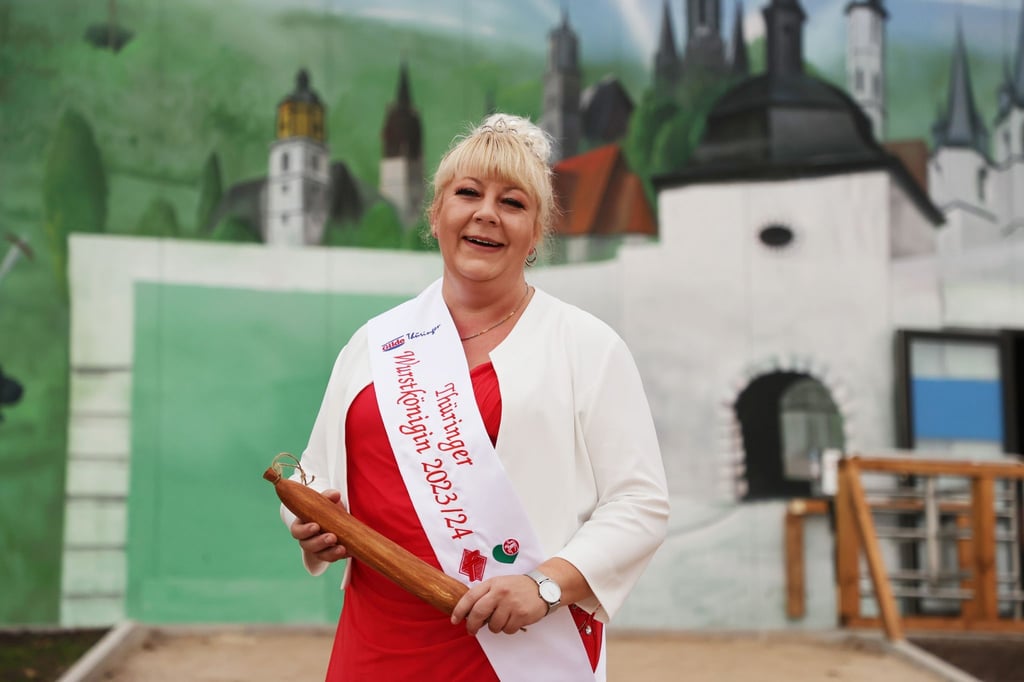 Nicole Schenk zeigt sich mit einer Schärpe auf dem Gelände des neuen Bratwurstmuseums.
