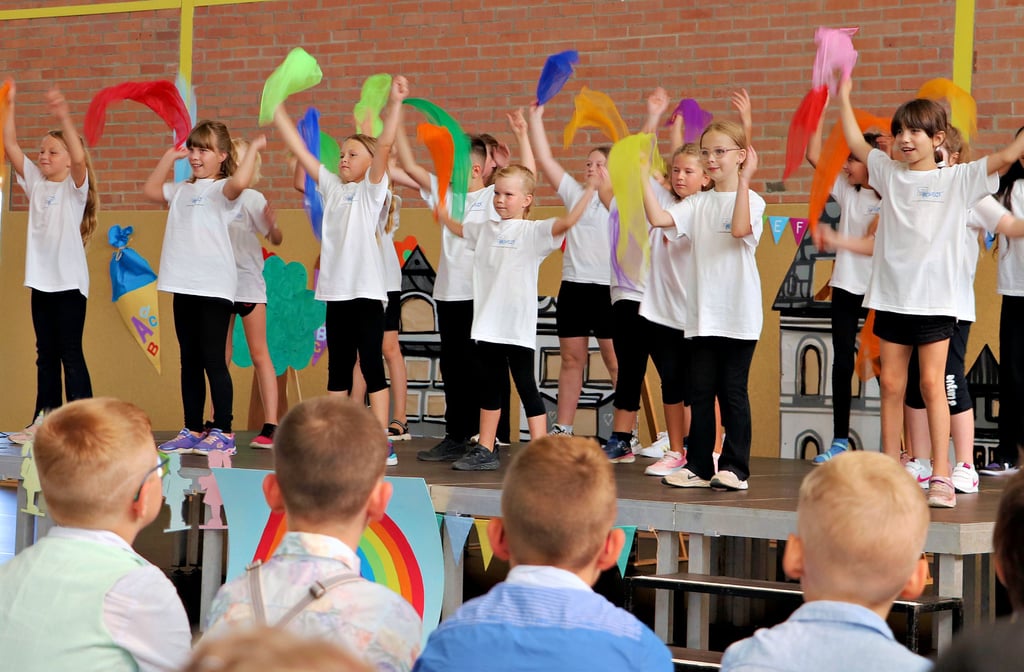 Die Einschulungsfeier an der Grundschule Burg-Süd mit vielen bunten Farben.