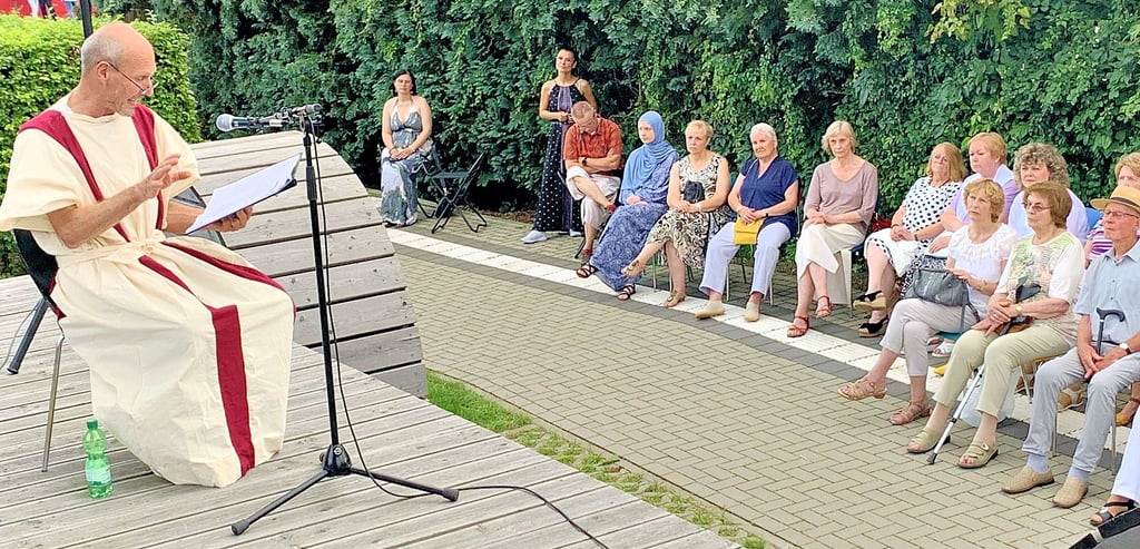 Hannes Liebmann, Schauspieler am Theater der Altmark, las aus "Gebrochen vom Krieg, vom Schicksal geschlagen ..." des römischen Dichters Vergil.