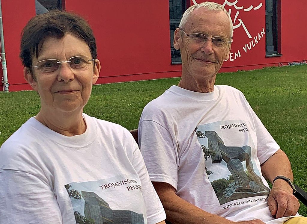 Stephanie-Gerrit Bruer und Max Kunze zogen sich extra die T-Shirts an, die 2003 zur Einweihung des Trojanischen Pferdes angefertigt wurden.