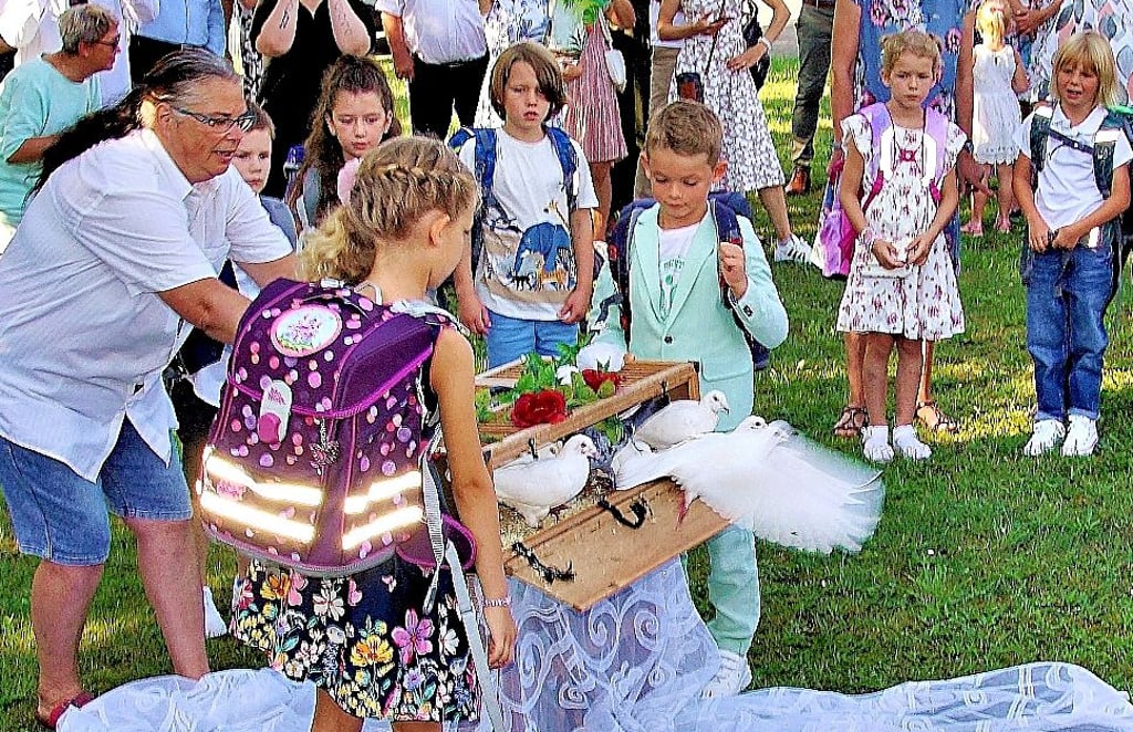 Bei der Einschulung in der Grundschule Nord in Stendal wurden Tauben in die Luft entlassen.