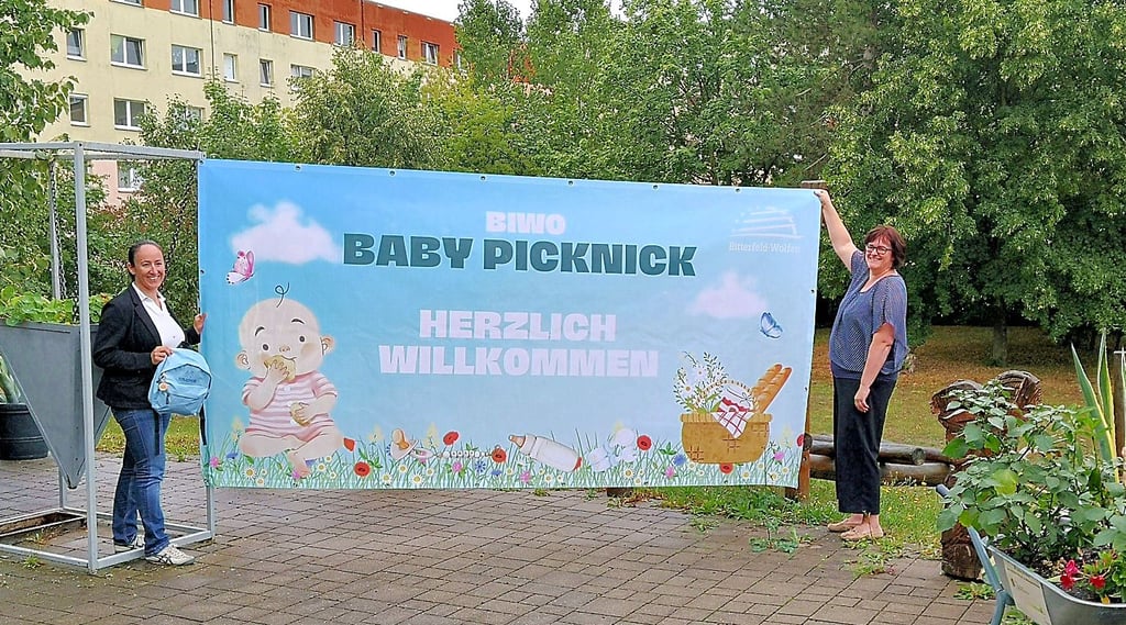Grit Marschik (l.) und Melanie Kerz zeigen im MGH-Garten, wo das Picknick stattfinden wird.