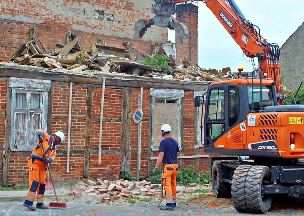 Das obere Geschoss der Hausruine an der Mühlenstraße wurde abgetragen.