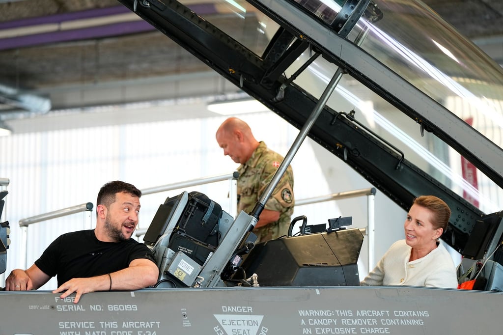 Wolodymyr Selenskyj und Mette Frederiksen in einem F-16-Kampfjet.