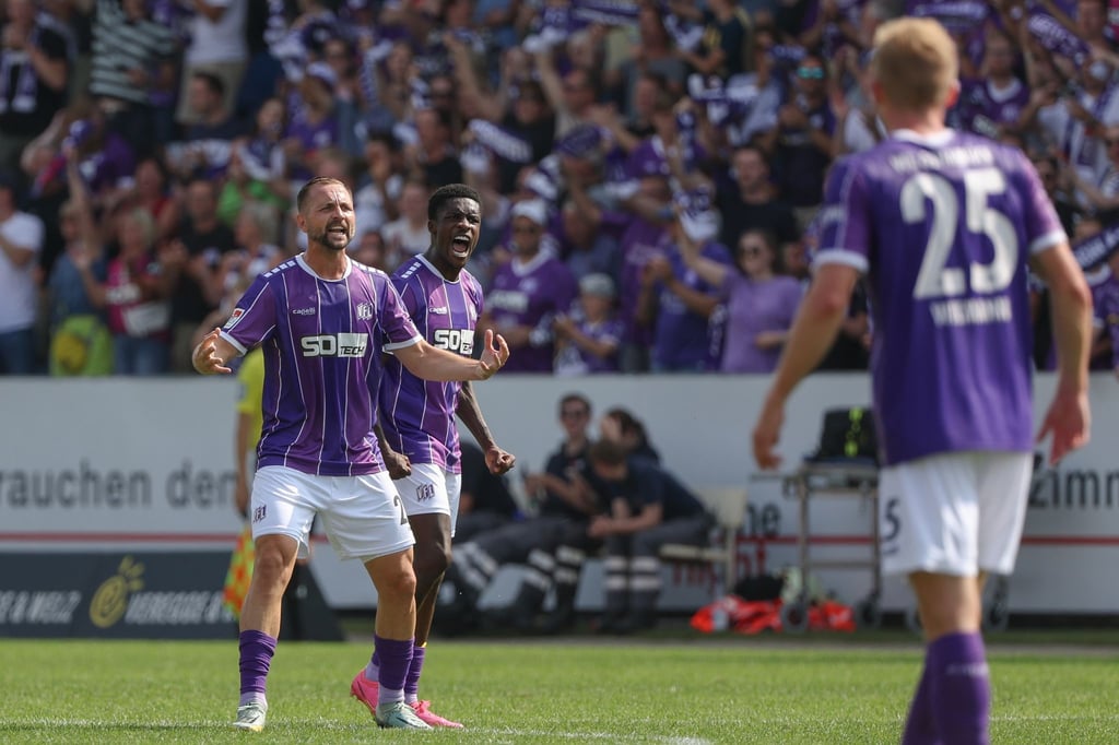Osnabrücks Torschütze Christian Conteh (r) feiert seinen Treffer zum 2:3 mit John Verhoek (l).