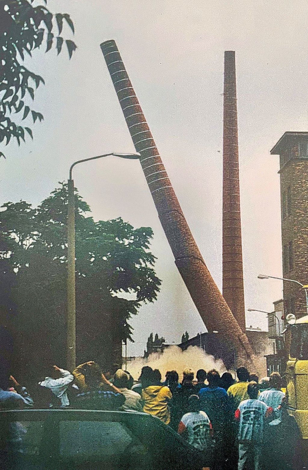 Heute vor exakt 30 Jahren, am 21. August 1993, wurde der erste von zwei Schornsteinen des Braunkohle-Heizwerkes gesprengt.