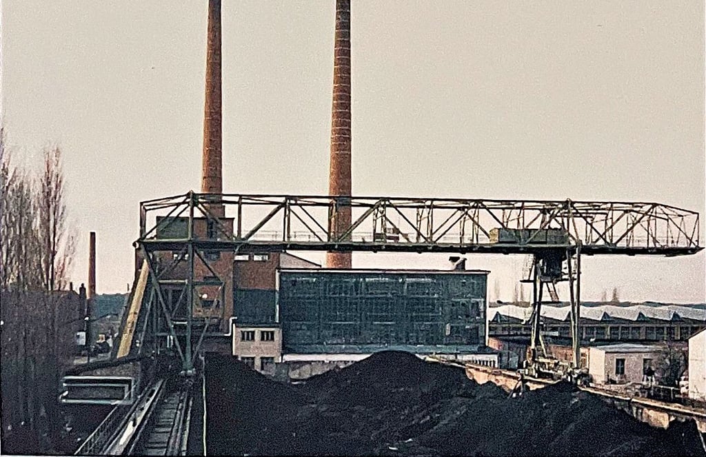 Ein Blick auf das Heizhaus und den gigantischen Kohlelagerplatz. Bis zu 50.000 Tonnen Braunkohle wurden jährlich verfeuert.
