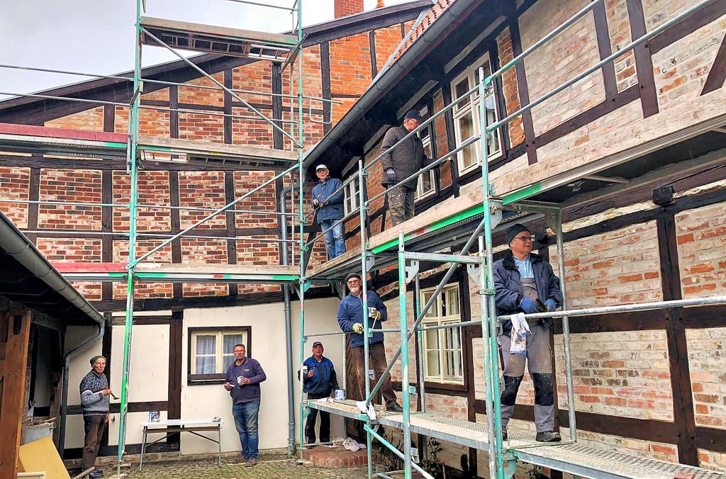 Mitglieder des Gernröder Kulturvereins geben der Fassade der Alten Elementarschule einen frischen Anstrich.