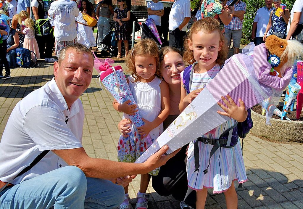 Endlich in die Schule! Mit Lina Marie freuten sich Papa Christoph Frank und ihre Schwestern Lotte Marlen und Ronja.