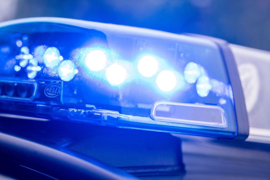 Ein Blaulicht leuchtet auf dem Dach einer Polizeistreife.
