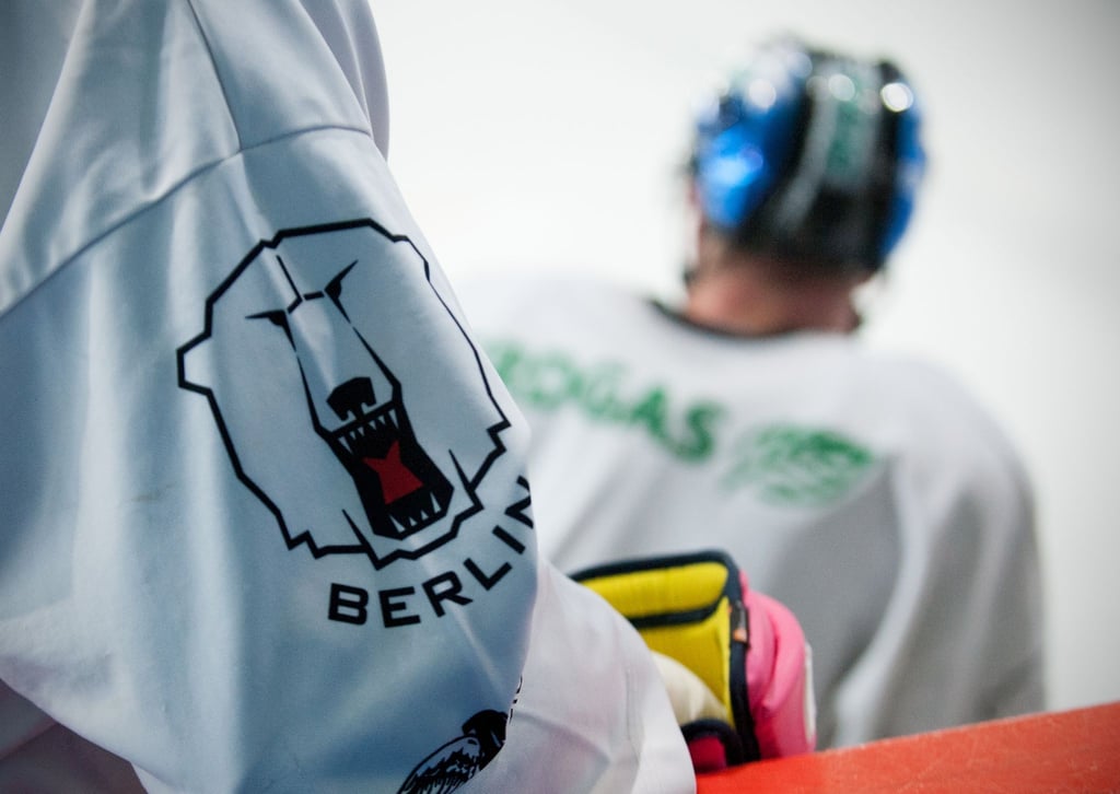 Die Eisbären haben ihr erstes Testspiel in Vorbereitung auf die kommende Saison der Deutschen Eishockey Liga gewonnen.
