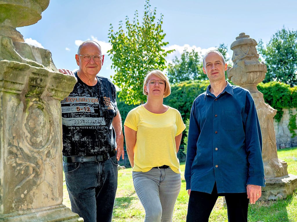 Vereinsvorsitzender Christian Hollmann (r.) mit Olaf Markwardt und Anika Voit vom Vereinsvorstand vor der Klosterkirche in Zscheiplitz.