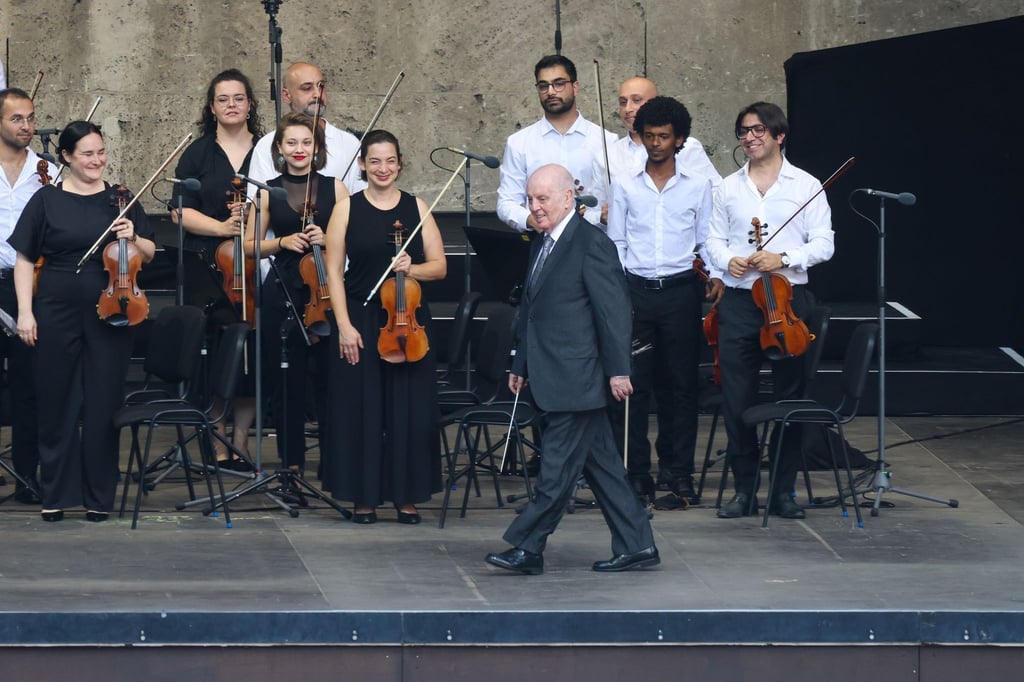 Daniel Barenboim kommt beim Abschluss der Sommertournee auf die Bühne.