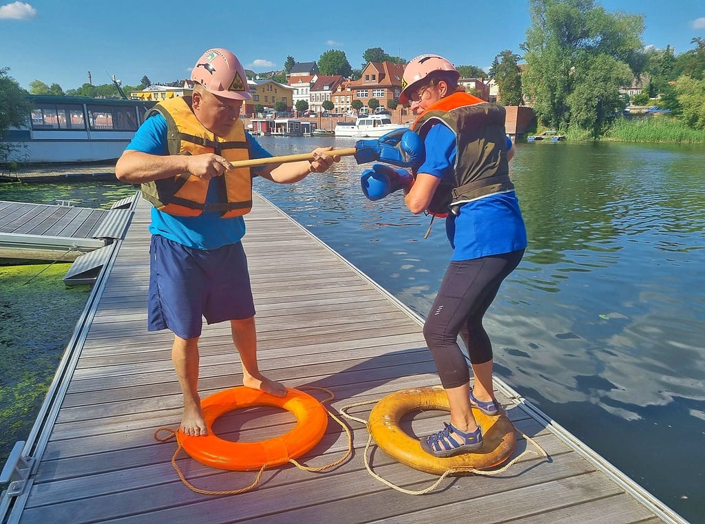 Herbert Luksch (links) und Anke Petzold üben schon einmal für das Fischerstechen in Havelberg. Allerdings im Trockenen statt auf dem Wasser.