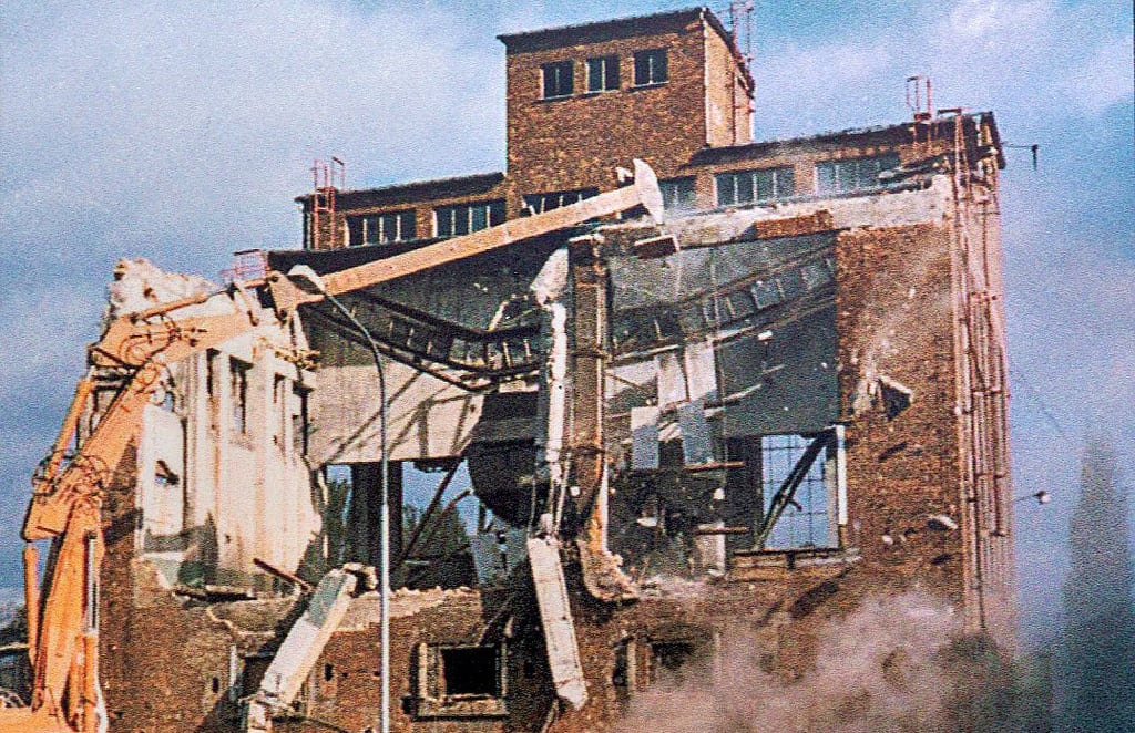 Nach der Sprengung der Schornsteine wurde das Heizhaus mit schwerer Technik zurückgebaut.