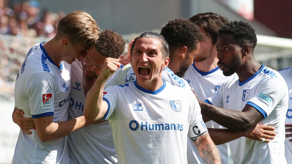 Vizekapitän brüllt seine Freude Richtung Gästeblock: Der 1. FC Magdeburg gewinnt auswärts gegen Holstein Kiel und steht nun auf Platz 2 der Tabelle.