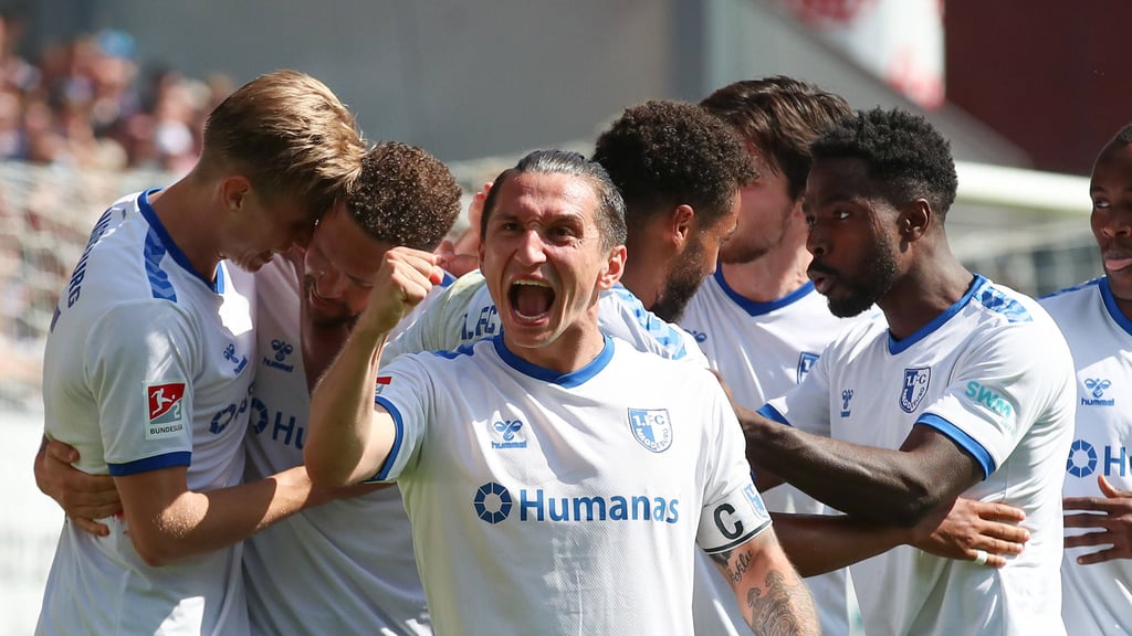 Vizekapitän brüllt seine Freude Richtung Gästeblock: Der 1. FC Magdeburg gewinnt auswärts gegen Holstein Kiel und steht nun auf Platz 2 der Tabelle.