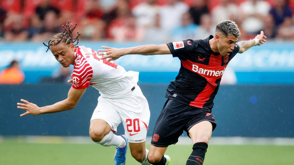 Zahlte Lehrgeld gegen Bayer und Palacios: RB-Leihspieler Xavi Simons (l.)