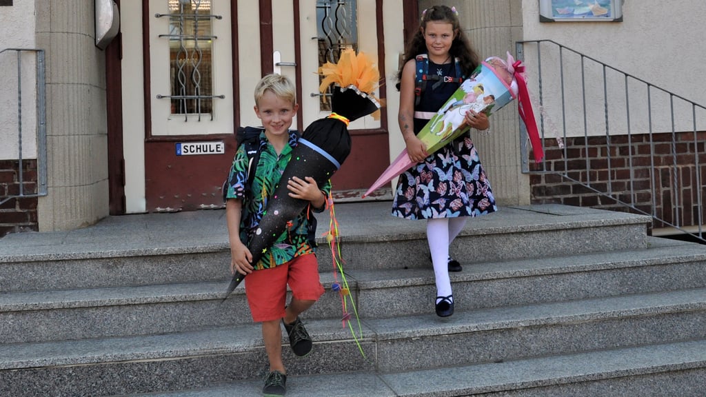 Joshua Liebreich und Luna Wolf am Tag ihrer Einschulung in der Grundschule Tucheim.