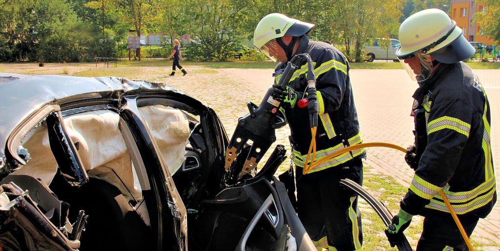 Diese Feuerwehrleute demonstrierten beim „Tag der offenen Tür“ am Feuerwehrstützpunkt in Seehausen den Einsatz von Schere und Spreizer, um verunglückte Personen aus einem Fahrzeugwrack zu befreien.