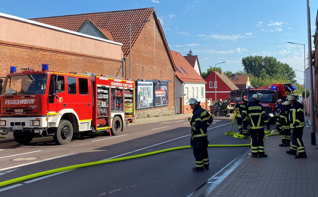 Die Feuerwehr Burg war mit acht Fahrzeugen und 29 Einsatzkräften zur Stelle.