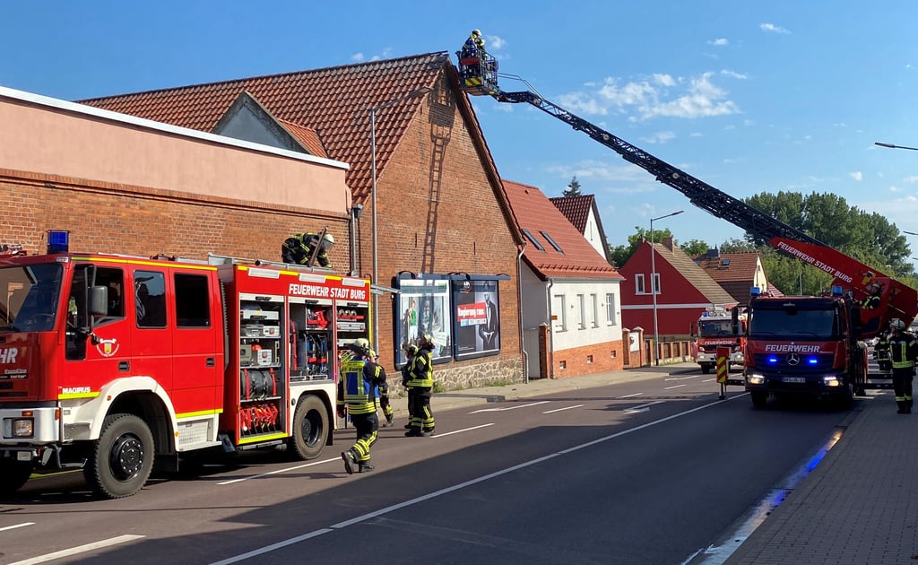 Mit der Drehleiter wurde das Dach geöffnet, um den Wärmestau abzuführen.