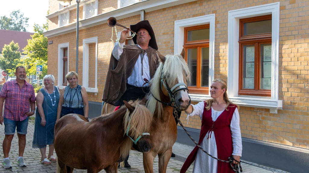 In historischer Gewandung, mit Fanfare und zu Pferde wurde am Freitag in Lützen die Feiern anlässlich 375 Jahre Westfälischen Friedens eingeläutet. Lützens Pfarrer, Armin Pra (Mitte), hatte sich dafür auf den Haflinger Aaron geschwungen, den Christiane Vitz (rechts) aus Räpitz ausgeliehen hatte.