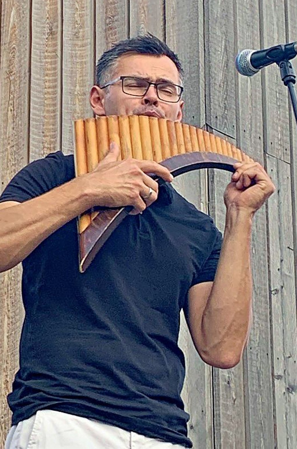 Eduard Klitzmann erfreute das Publikum mit seinem Panflötenspiel.