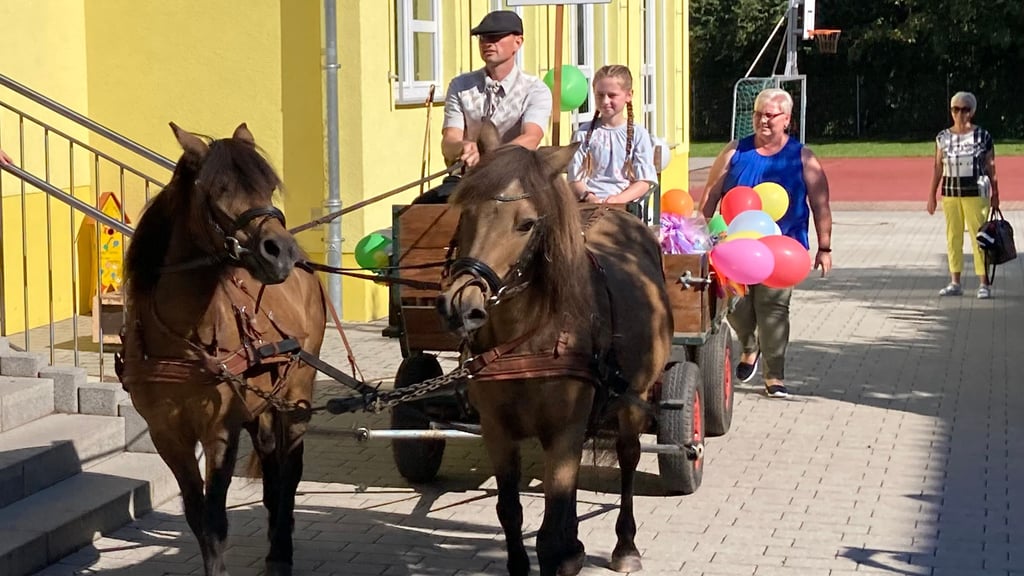 Frank Roßberger und seine Tochter Emily mit der Kutsche und den vorgespannten Ponys bringen hier die Zuckertüten für die Klasse 1a.