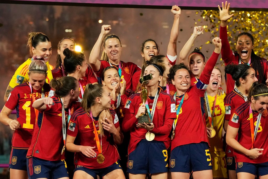 Spaniens Spielerinnen feiern nach dem Sieg gegen England.