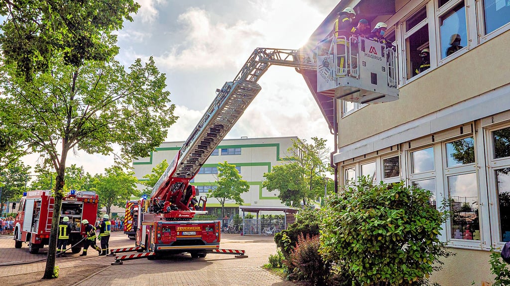 Hier ist die Gommeraner Wehr bei einer Brandschutzübung an Gommerns Grundschule im Einsatz - natürlich auf eigene Kosten. Es gibt jedoch Einsätze, für die die Verursacher die Kosten erstatten müssen.