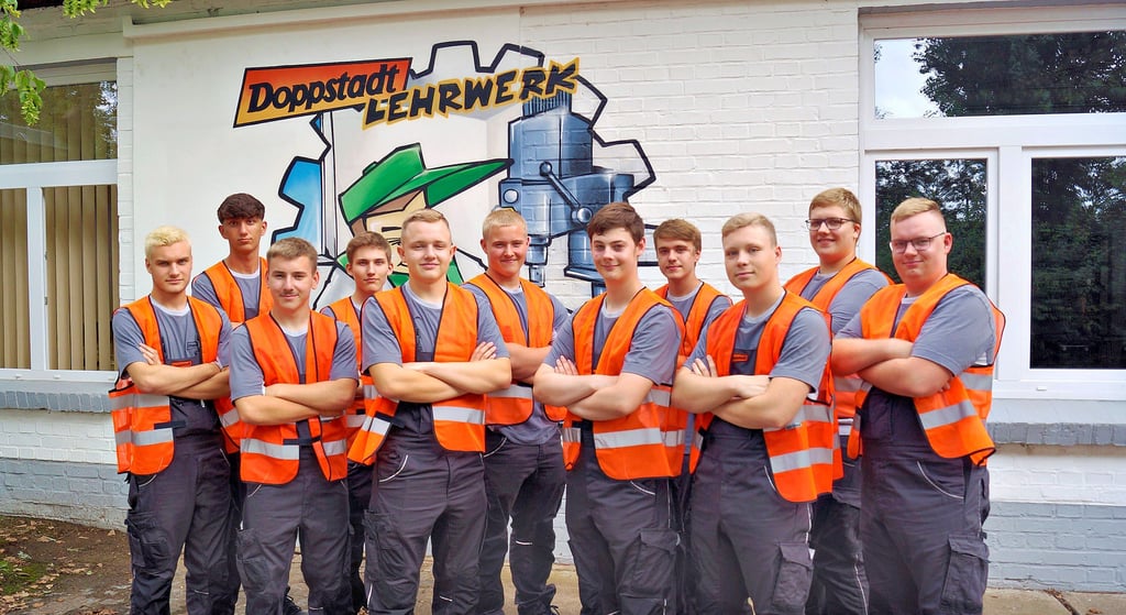 Elf neue Auszubildende haben bei Doppstadt vor wenigen Tagen ihre Ausbildung begonnen. Der Fachkräftebedarf ist auch in Zukunft groß. Fast alle Auszubildenden bleiben nach der mehrjährigen Ausbildung in dem Unternehmen und machen hier eine Karriere.