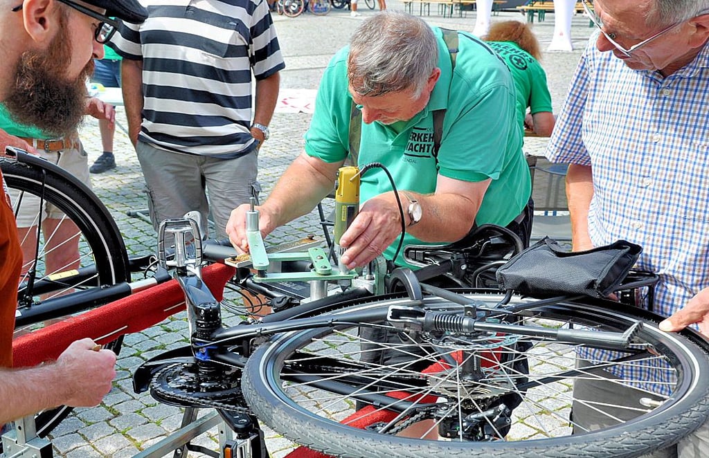 Ronald Muth von der Kreisverkehrswacht Stendal codiert ein Fahrrad auf dem Marktplatz.