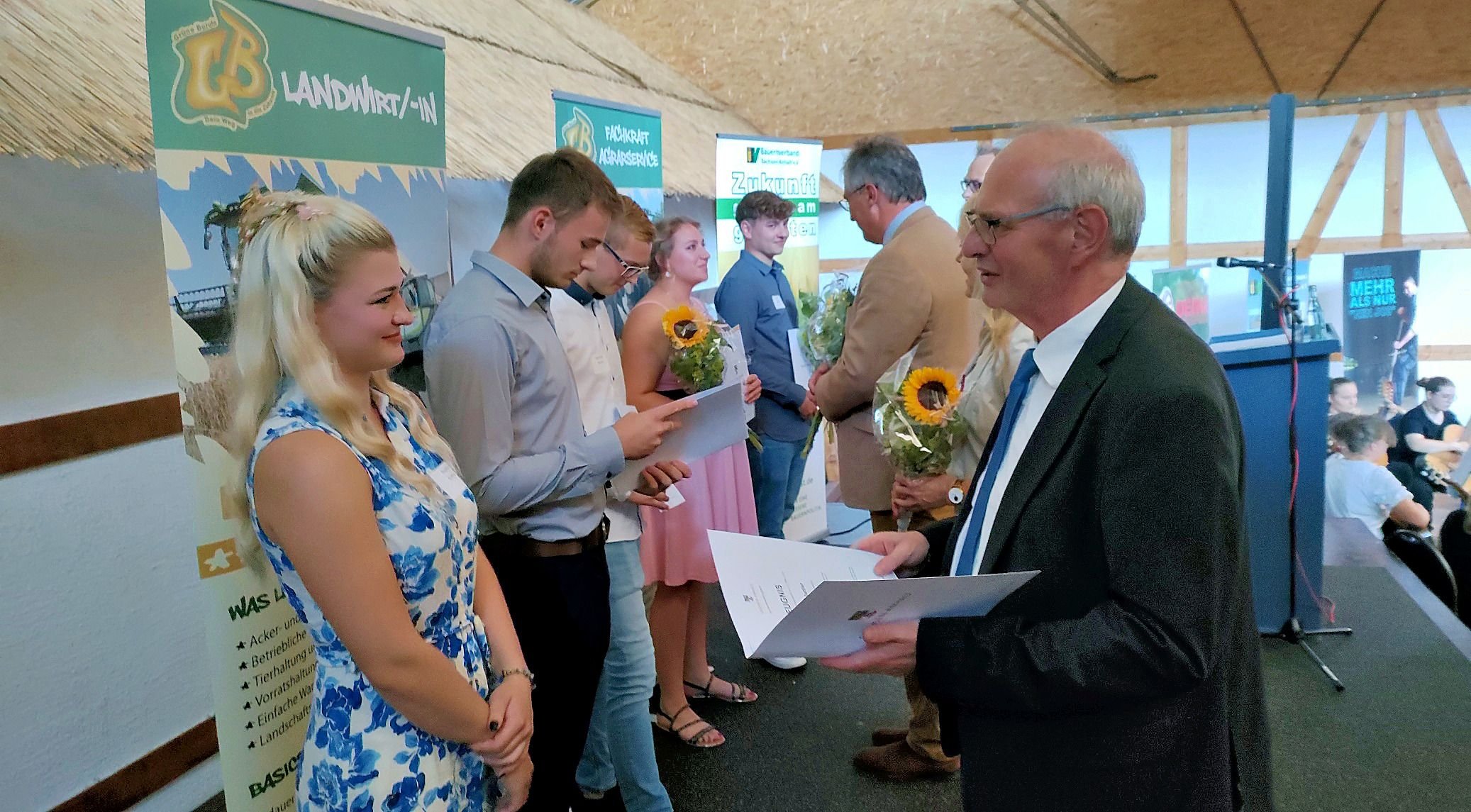 Zeugnisse: Landwirte Starten In Salzwedel Erfolgreich Ins Berufsleben