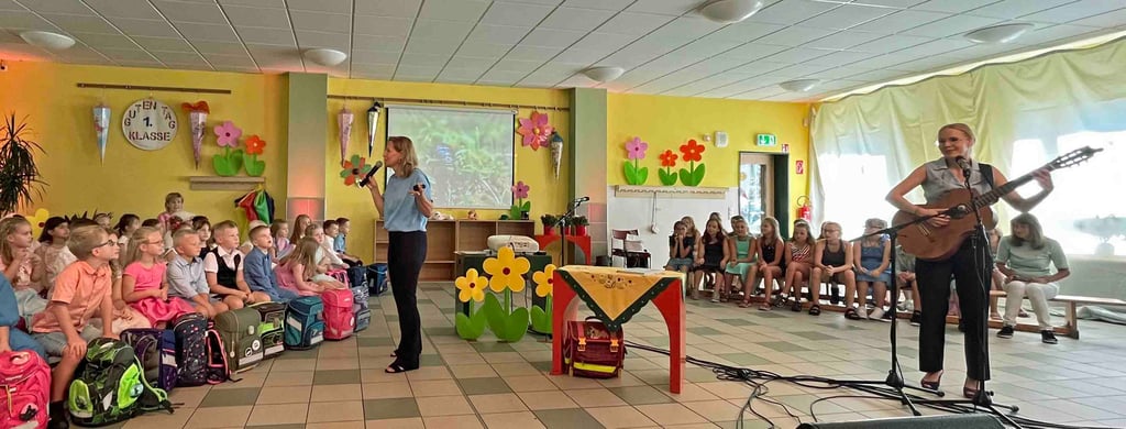 Einschulungsfeier in der Grundschule in Tangerhütte: Marie Hoffmann (rechts) singt gemeinsam mit Schulleiterin Andrea Hoffmann für die neuen Erstklässler.