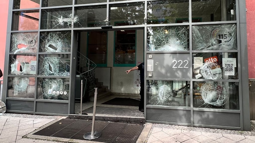 Mitarbeiter sind schockiert: Ein Mann hat mit hohem Aggressionspotenzial Scheiben im Eingangsbereich der Ausländerbehörde Magdeburg zerstört. Foto: