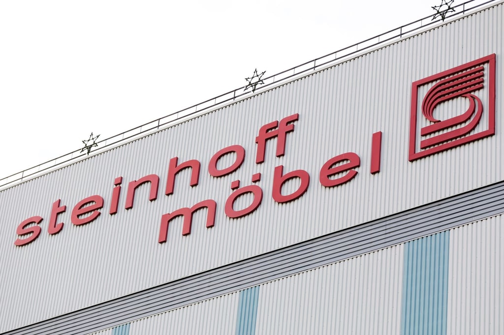 Der Schriftzug „Steinhoff Möbel“ an einem Gebäude.