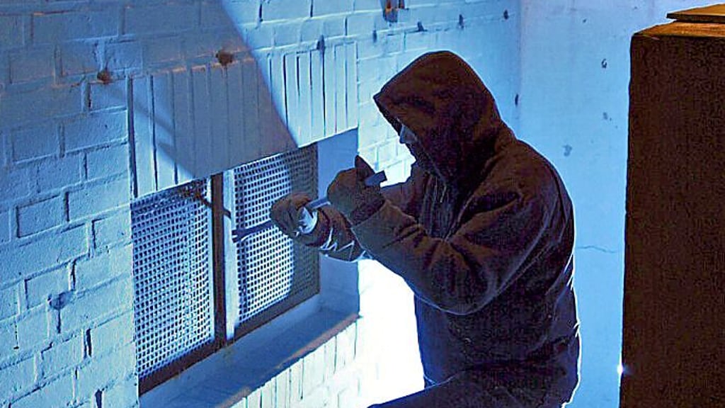 In der Nacht zum Montag haben Einbrecher vier Kellerabteile in der Lübenstraße geknackt.