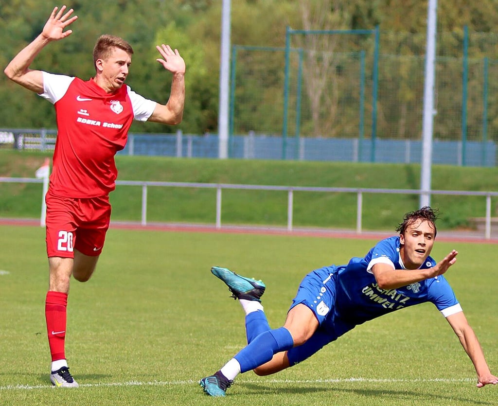 Nach diesem Foul an Tristan Sonnenberg sah Thalheims Abwehrspieler Denys Kunyk die Rote Karte. Trotzdem gewann der Gast in Unterzahl 5:3.