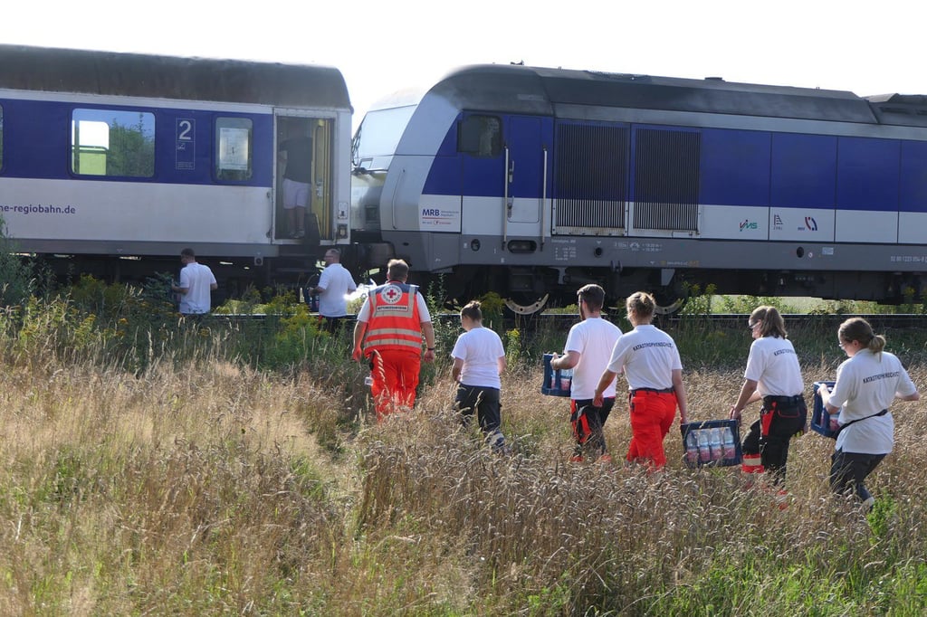 Rettungskräfte eilten den mit dem Zug liegengebliebenen Reisenden mit Wasser zur Hilfe. Einige der Passagiere drohten zu dehydrieren.