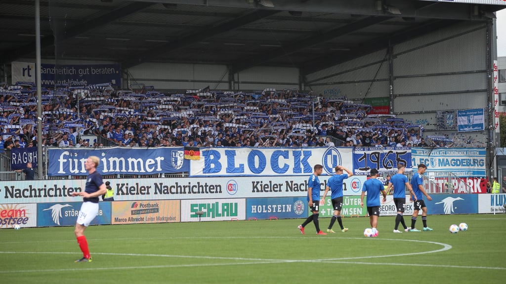 Mehr als 1200 FCM-Fans hatten am Sonntag den Weg nach Kiel angetreten – zahlreiche davon waren mit dem Zug gefahren.