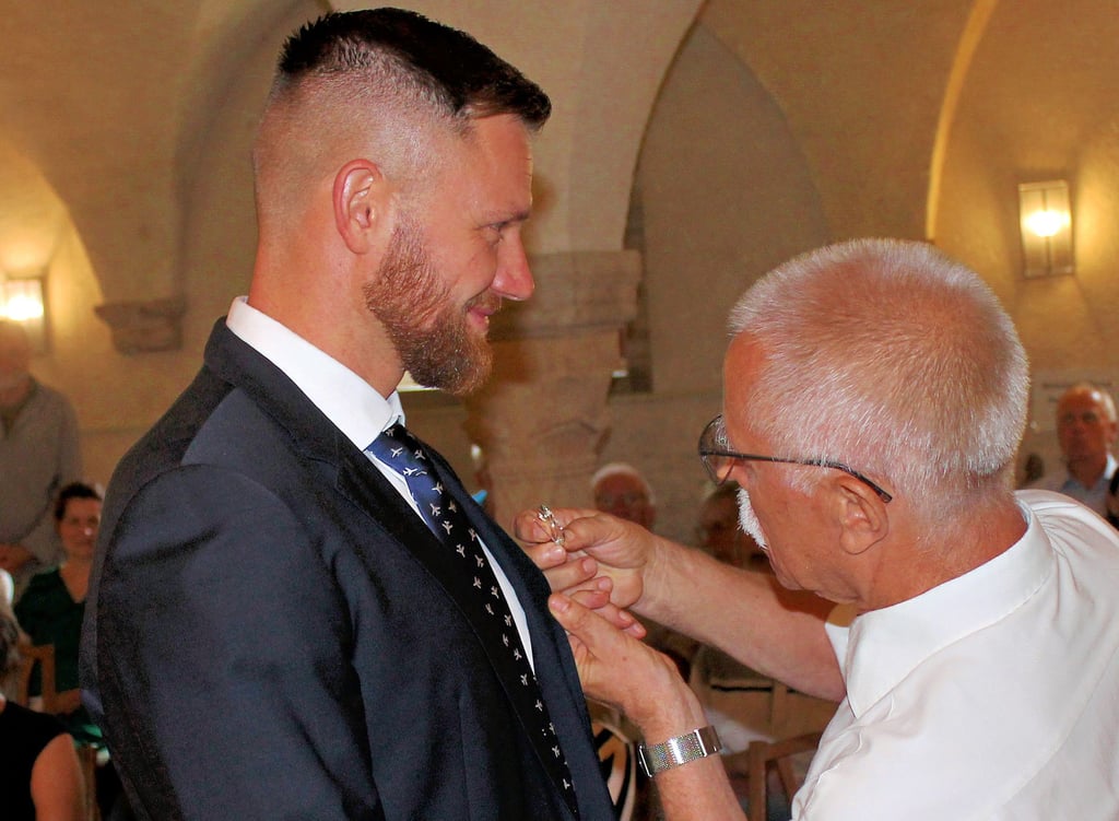 Ortwin Ringleb, der Vorsitzende des Ilsenburger Heimatpreisvereins (rechts), steckt Toni Eggert die silberfarbene Eller ans Revers. Der 35-jährige Eggert ist damit der jüngste Inhaber des Heimatpreisest.
